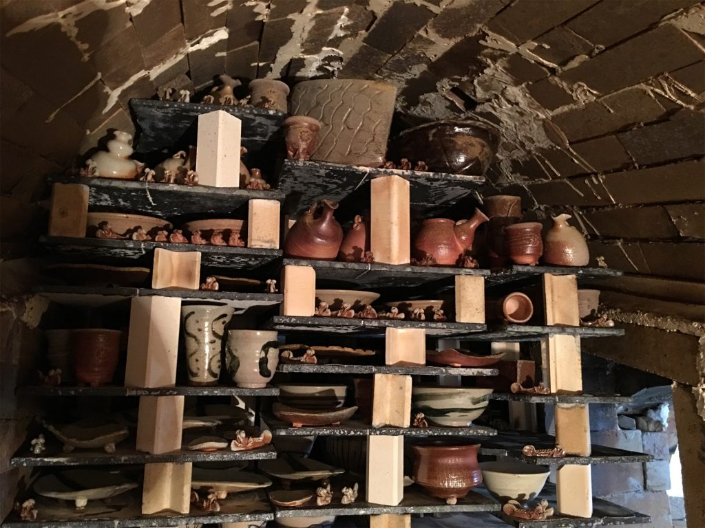 窯出し前の陶器の数々