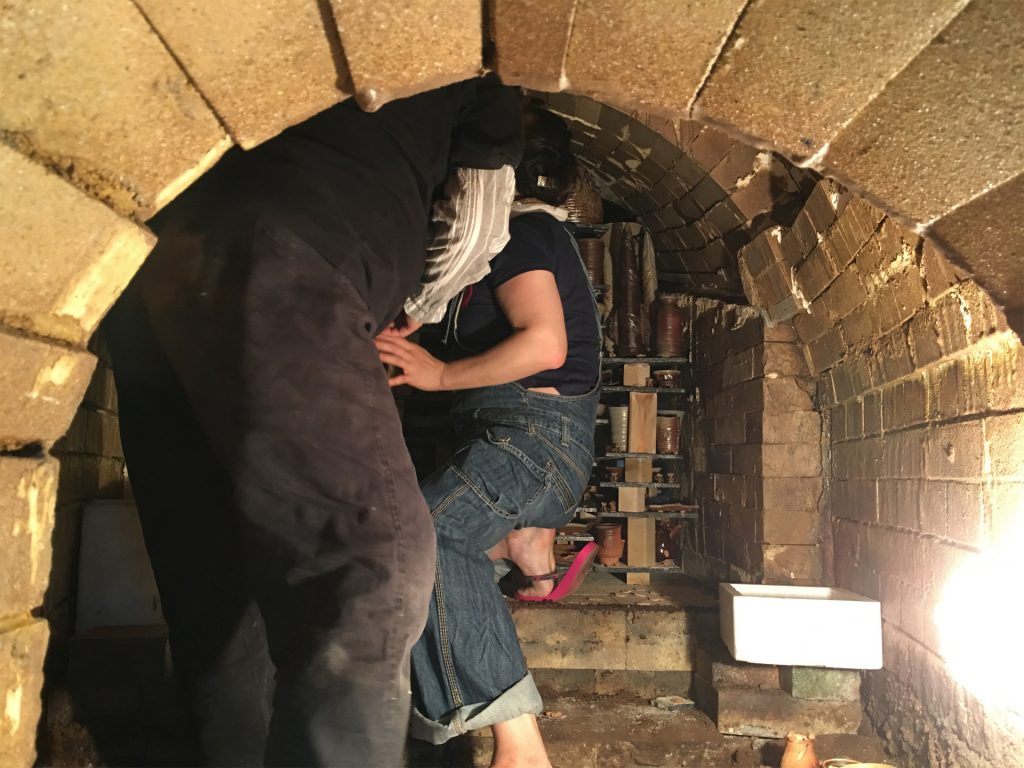 窯出し作業の様子