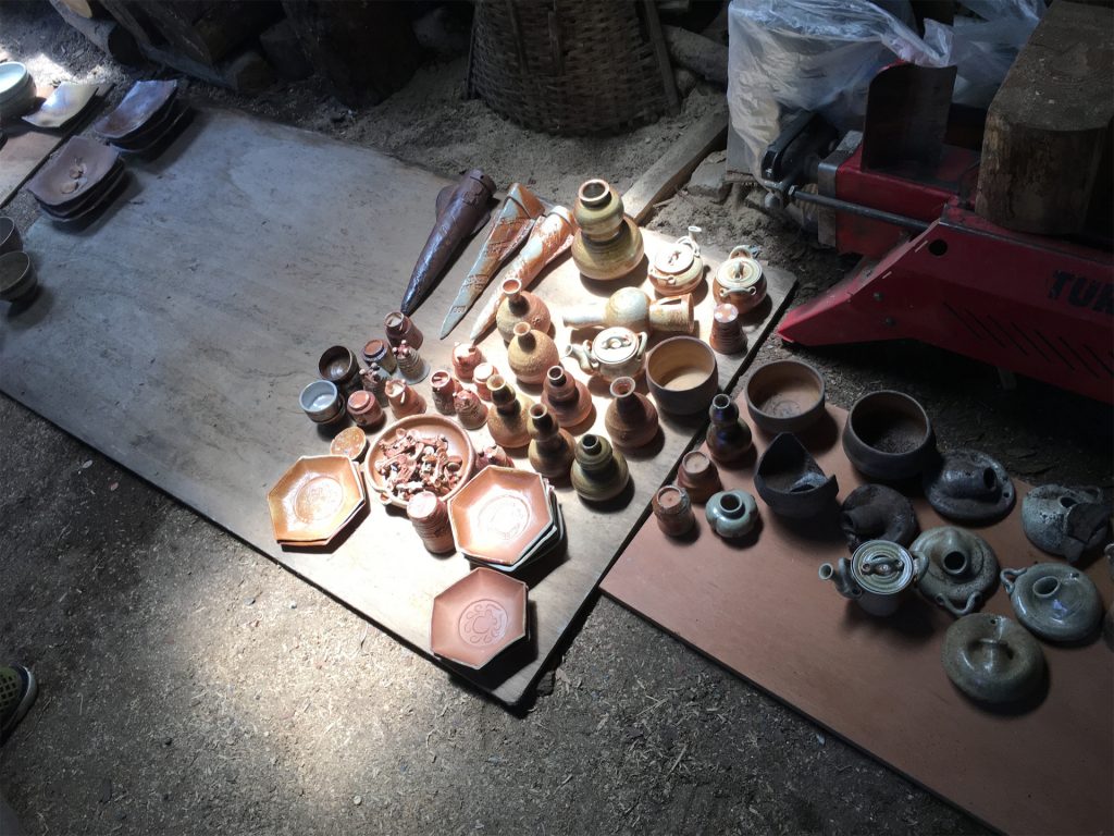 窯出し中の陶器類