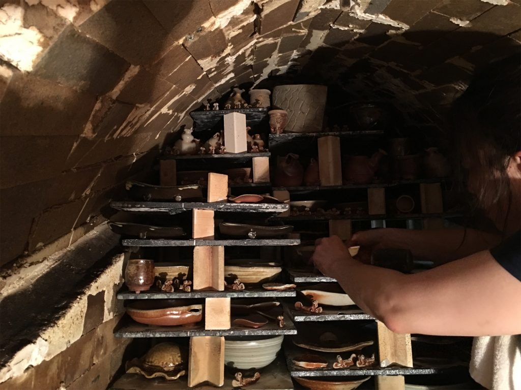 窯の中での窯出し作業