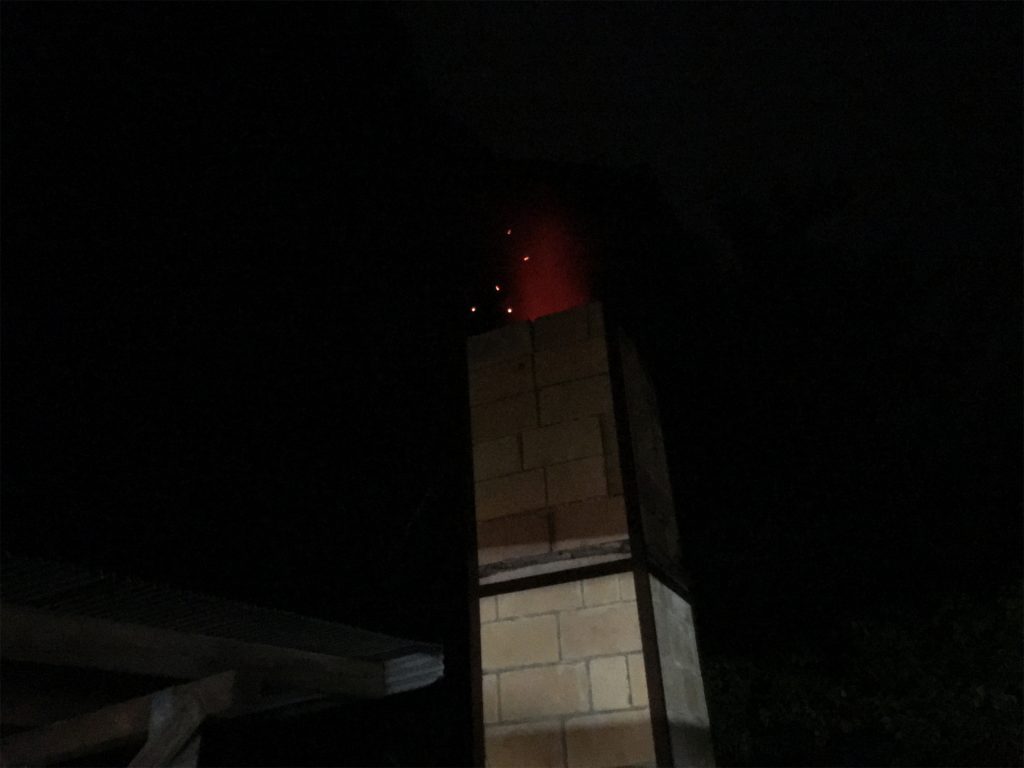 煙突から上がる火柱
