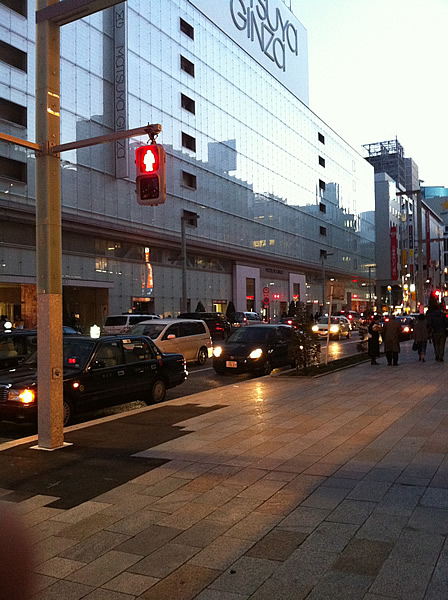 2011年3月11日以降、自主規制中の中央区銀座の街並み