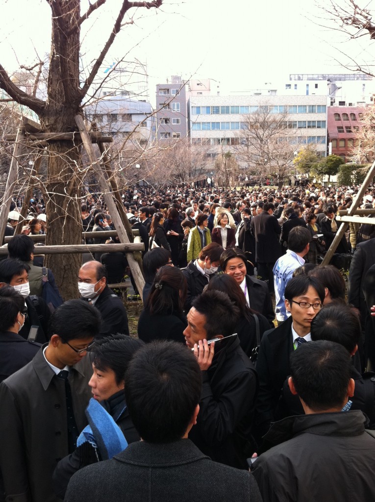 2011年（平成23年）3月11日（金）震災直後の避難場所の坂本町公園（東京都中央区日本橋兜町）の様子