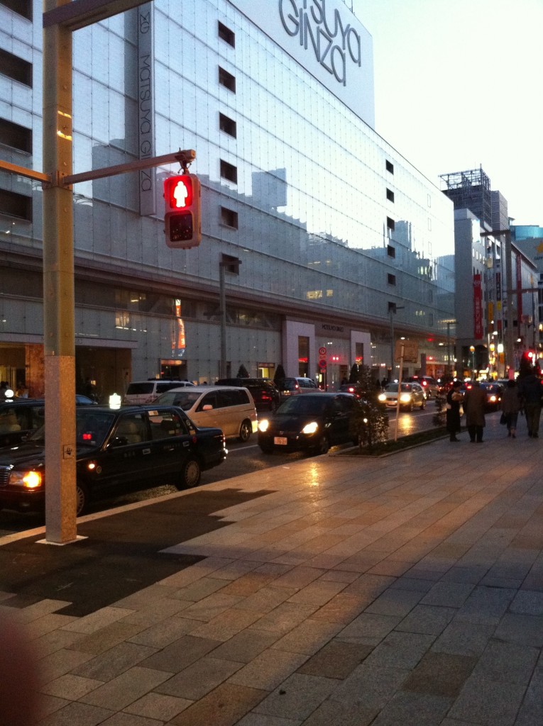 震災後、節電など自主規制ムードの街並み（東京都中央区銀座）