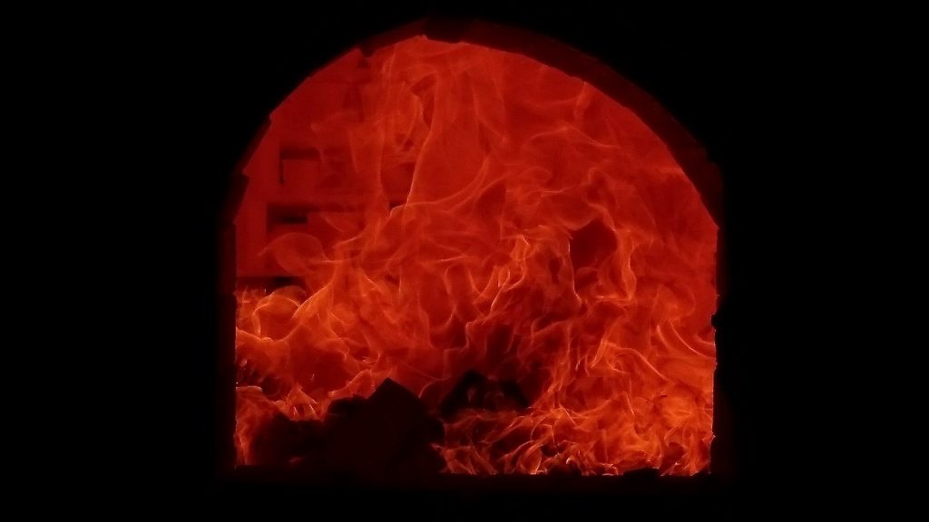 窯の中で火に焼かれる陶器の様子