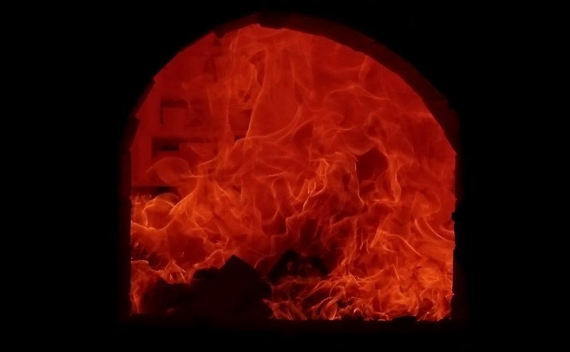 窯の中で火に焼かれる陶器の様子